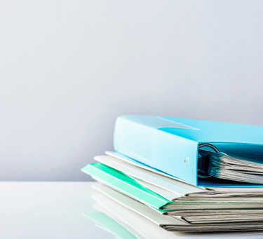 une pile de livres sur laquelle se trouve un livre bleu