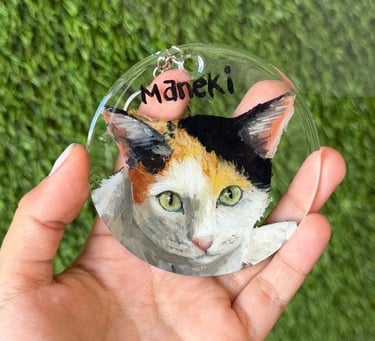 Retrato de gato calico pintado a mano en un llavero circular de acrílico con el nombre personalizado