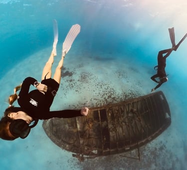 Apnéistes sur une épave à Tahiti