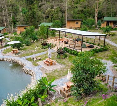 Cabañas y lago, Cantos del Rio, Colombia