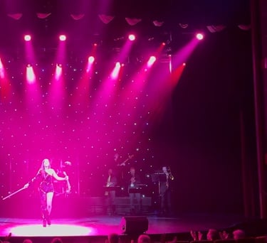 violinista Asturiana actuando en teatro internacional