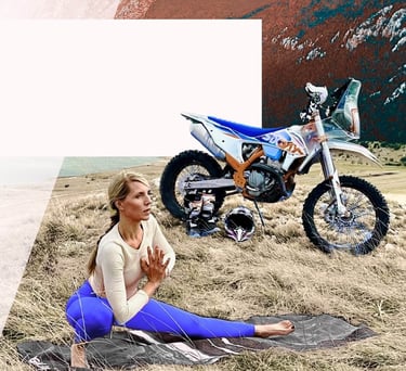 Trainerin-Anja-beim-Yoga-vor-ihrem-Motorrad