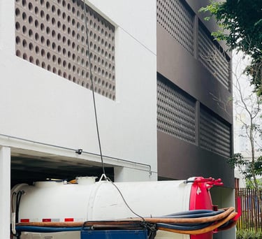 caminhão especial para sucção e hidrojateamento