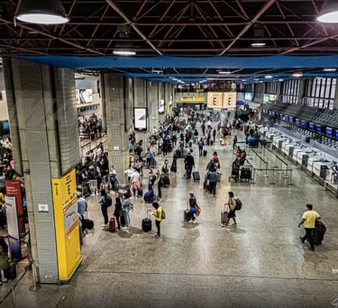 aeroporto de Guarulhos lotado de pessoas