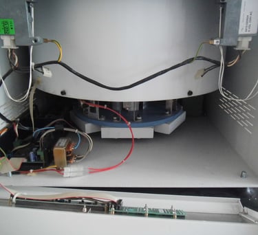 centrifuga de laboratorio desarmada en mantenimiento