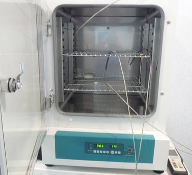 incubadora de laboratorio en calibración con termómetros
