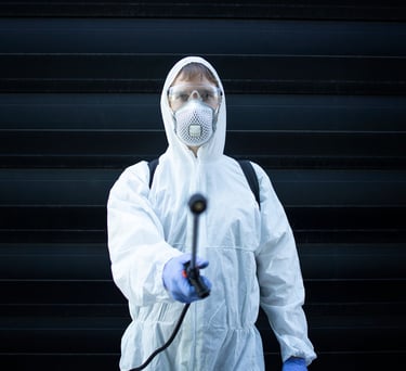 Un hombre con un traje blanco.