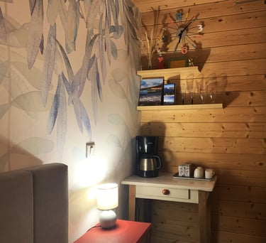 Coin café dans la chambre studio des Gardannes à Etaux en Haute-Savoie
