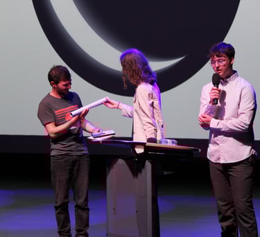 Cinematograph Ross Wisemann bekommt Geschenk für Mitarbeit