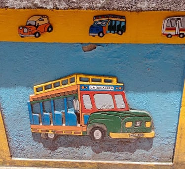 Zócalo de la tradicional chiva de Colombia - Guatapé