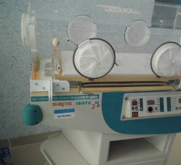 incubadora neonatal en hospital