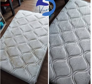 Transformation d’un matelas taché et jauni en un matelas propre et sain grâce à un nettoyage pro