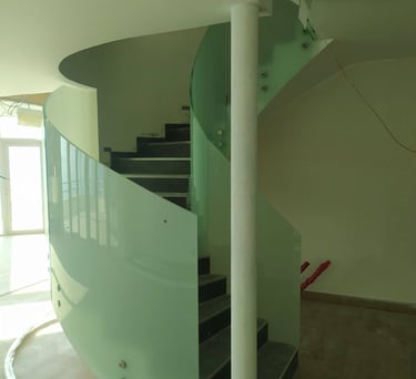 Staklena ograda od savijenog satinato stakla u stanu.,