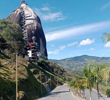 Acceso al parqueadero de la Piedra de El Peñol