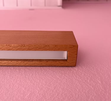 dettaglio applique luce led illuminazione muro legno