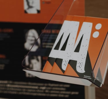 Aussteller und Plakat mit Flyer von Arte:misia Vogtland