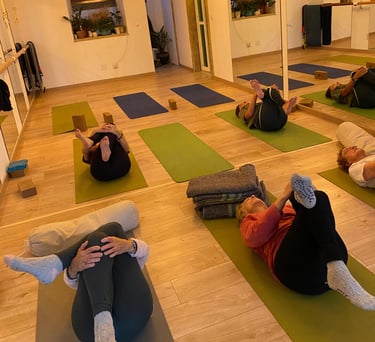 Clase de Yoga de la profesora Cynthia Qwistgaard en Aguaclara Yoga