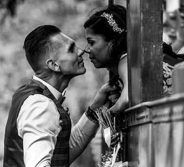 Marié regarde amoureusement sa mariée à la fenêtre de vieux train.