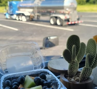 desayuno sobre la cabina de un camion en un rest area