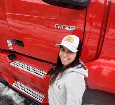camionera en la nieve con un camion volvo rojo