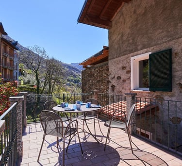 ampia terrazza vista giardino e monti