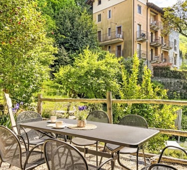 zona pranzo esterna vista lago e giardino