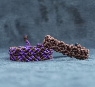 Pulseras de macramé tejidas a mano con diseños de hilos en tonos morado y marrón 