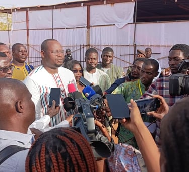 Ministre prononçant un discours sur le civisme à l’école Gabriel Taborin entouré d’élèves.