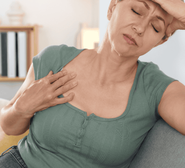 Mujer madura con bienestar por el alivio de síntomas de menopausia con fitoestrógenos de aguaje o moriche