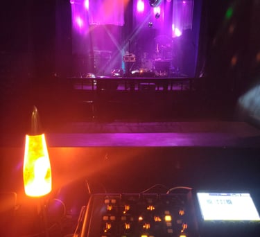 Mischpult vor Bühne