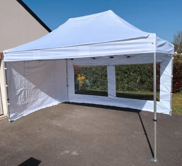 barnum de réception pliant monté sur un parking