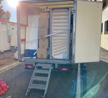 Cartons bien rangés dans une camionnette
