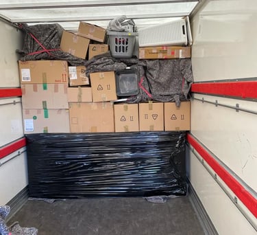 Cartons dans une camionnette de déménagement