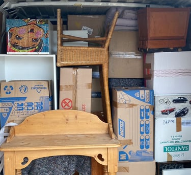 Meubles emballés dans une camionnette