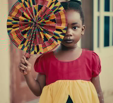 Petite fille africaine avec éventail en wax