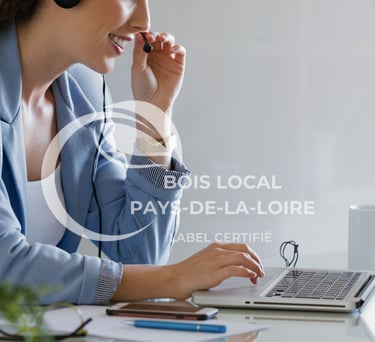 une femme répondant à des appels sur un bureau