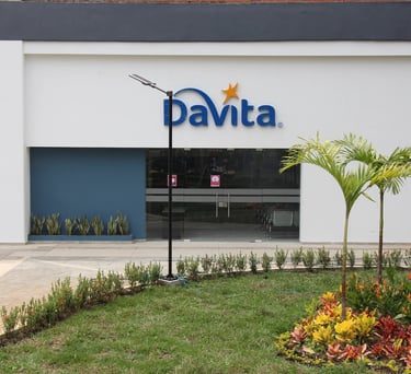 Paneles solares en clínicas y hospitales Colombia