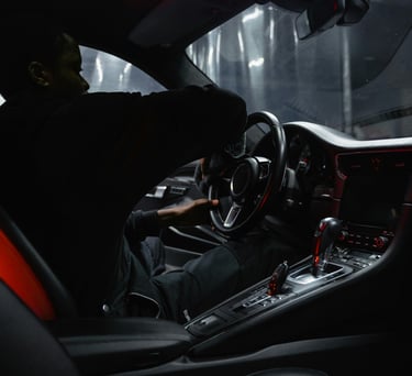 Homme nettoyant voiture tableau de bord