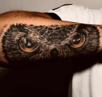 Tatuaje de búho en realismo sombras por realizado por Steven Aguirre en Valencia