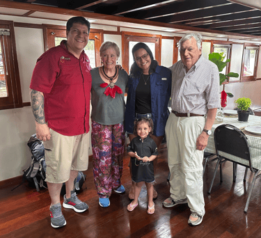 Ygor & Carol (Proprietários da Mariuá) com clientes