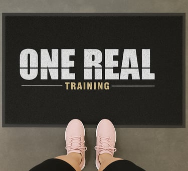 Felpudo calado con logo One Real para un gimnasio