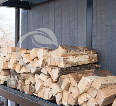 un tas de bois sur une étagère