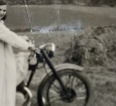 Edith auf dem Motorrad