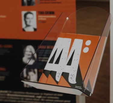 Aussteller und Plakat mit Flyer von Arte:misia Vogtland