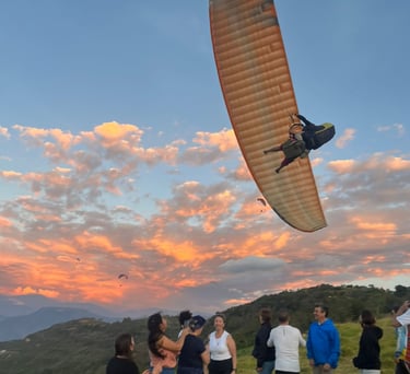parapente atardecer en baricahra sobre las montañas del cañon del chicamocha 