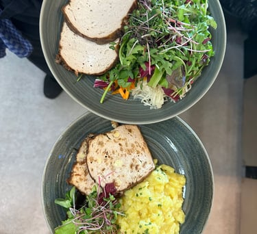 Fleischköse mit Salat