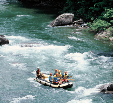 Panorama alam sepanjang Sungai Elo terlihat memukau saat aktivitas rafting berlangsung.