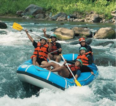 Rombongan rafting melambaikan tangan ke kamera di tengah perjalanan Sungai Elo