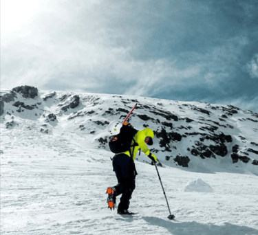 guía caminando en la nieve