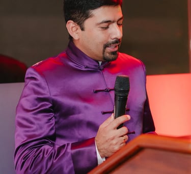 Hombre empresario con ropa china tradicional hablando por micrófono para una audiencia